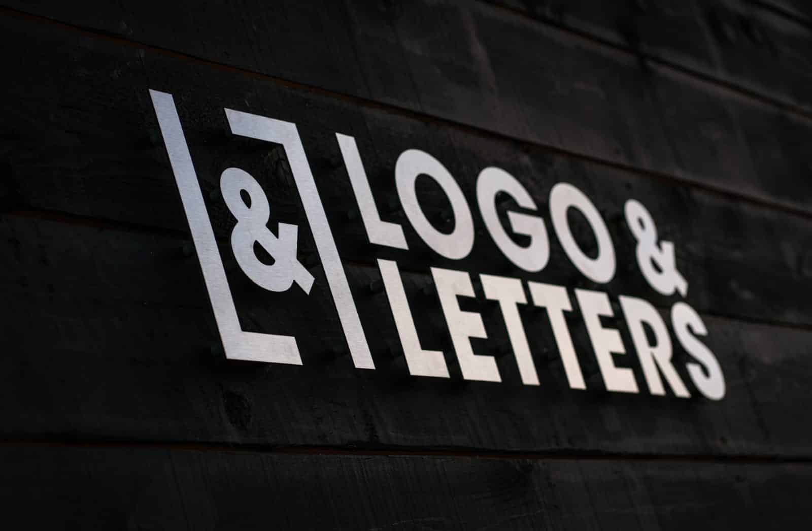 Logo en letters