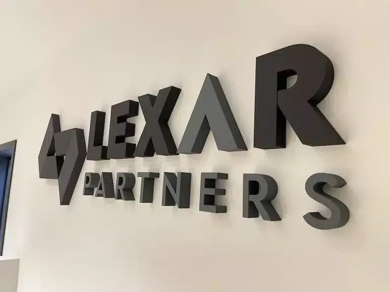 3d letters op muur Lexar