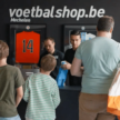 logo aan de muur voetbalshop balie