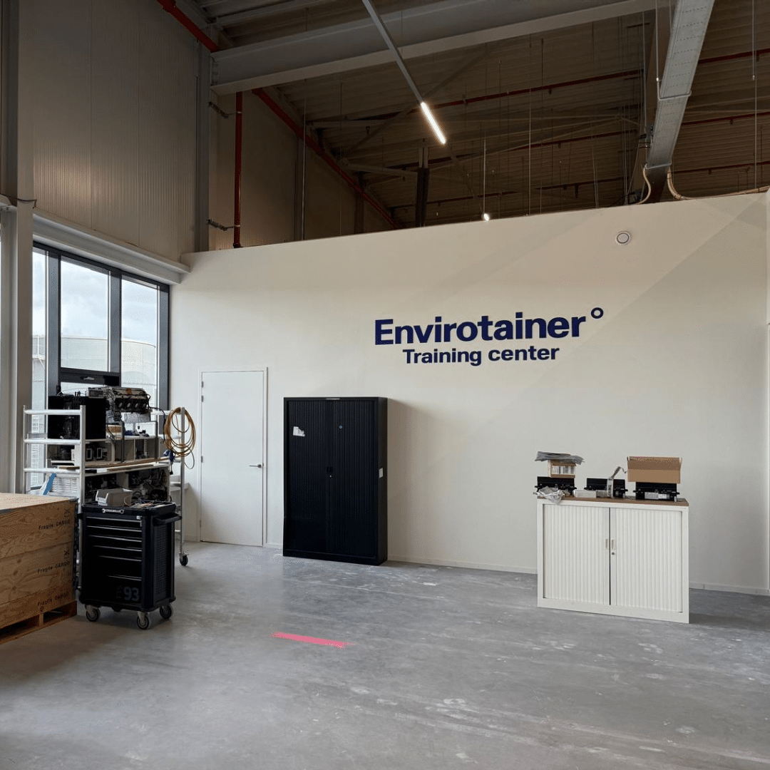 logo aan de muur